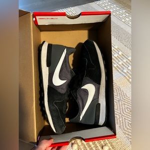 Nike International sneakers Women’s 8.5